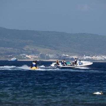 南勇浮潛，墾丁後壁湖最推薦的水上活動業者，有合法執照，所有活動皆含保險，並有專業教練帶領下，讓您用優惠的價格玩得盡興又安心！
<br><br>
浮潛+快艇+香蕉船 以上3項，再任選 甜甜圈/海戰車(大腳丫)/水上摩托車/大力水手 其中2項
<br>
浮潛部分教練會帶領1.5小時，結束後仍可繼續使用全套裝備喔！
