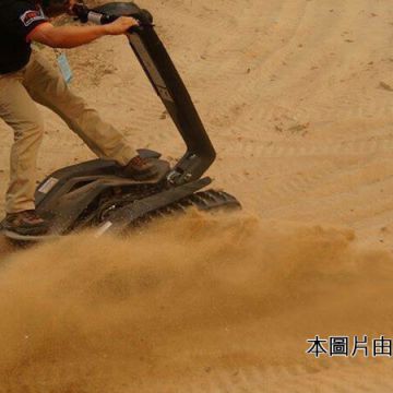 墾丁陸上活動有全新項目囉！車城夏戀站立式坦克滑板車能征服各式地形，最高時速可達48公里，喜歡刺激的話還可以請教練指導特技動作，挑戰自我極限。