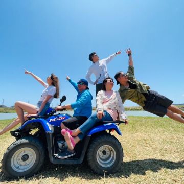 墾丁國鏡之南沙灘車位於台26線恆春往南灣方向大馬路旁就可看到明顯大招牌，以安全專業技術教學每位客人，用四輪驅動的引擎動力，無視地形阻礙，享受騎沙灘車的樂趣。