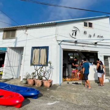 海洋友善店家-離海5min特別想和大家分享海洋的平靜與美好，有別以往刺激的水上活動，這次隆重推出獨木舟體驗！在風浪平穩的的水域，由經驗豐富的教練帶領您一同前往墾丁的海邊秘境，讓您隨著緩緩的波浪聲找回失去以久的內心寧靜。上岸後店家會準備輕食，讓前來參加活動體驗的人身心皆有滿滿地收穫！