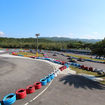 墾丁喜哈哈賽車場，賽道規劃平整順暢。除了可以享受高速過彎的甩尾快感，更有超長直線加速道，讓你可以將油門踩到底，體驗前所未有的加速感。