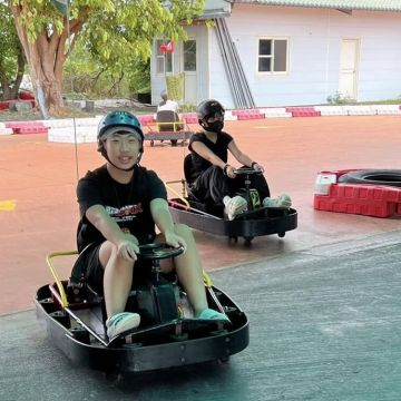 墾丁PK玩家飄移車，位於恆春台26縣道旁，交通便利，而且飄移車也是陸上活動的熱門項目之一，飄移車主打甩尾和120公分以上的小孩能自行駕駛，大人小孩都能享受飄移的刺激，適合全家大小一同玩樂，誠心推薦喜歡刺激的您~