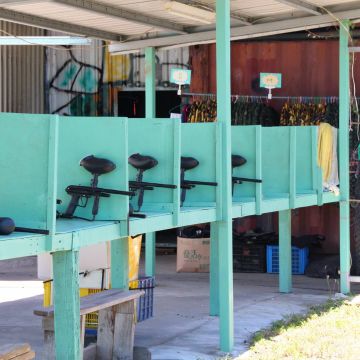 墾丁831運動休閒農場位於台26線恆春往南灣方向大馬路旁，適合想挑戰瞄準能力你來體驗打靶樂趣