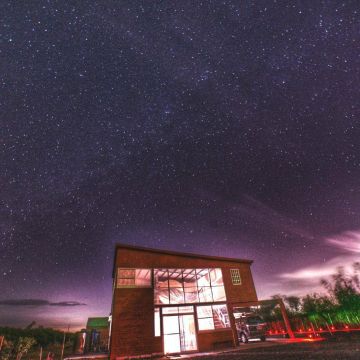 衛星叔宿星空導覽是墾丁第一間專業的星空導覽，提供了多種專業的望遠器材及觀星房供天文愛好者租用，同時也為一般遊客提供了有趣的夜間星空導覽行程，透過專業的解說之下，除了能夠欣賞到美麗的星空之外，也同時讓大家對星星多了更深一層的認識，還可現場利用器材用手機拍下星空紀念，是個非常適合大人小孩一同參與的夜間活動喔！
