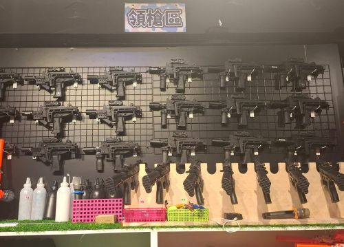 想體驗生存遊戲卻怕痛？還是覺得一般水彈槍太像玩具？位於墾丁路 12 號的旭騰水彈競技場 裝備全面升級！

搭載 紅外線瞄準與槍口光效，擬真重量讓刺激度爆表！雖然使用無痛水晶寶寶子彈，精準度與臨場感依然熱血。室內場地冷氣開放，還能用頭盔錄下第一人稱視角，賽後比對全台獨家記分板結算戰績。

這才是高手對決的浪漫，今晚就來開戰！