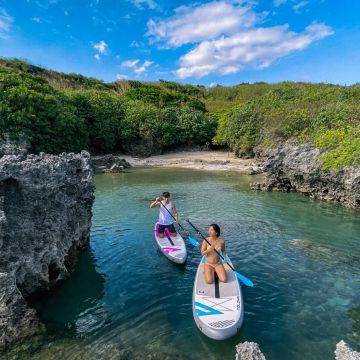 恆春半島沿海一帶不是貝殼沙含量高的沙灘，就是多樣性生物資源的珊瑚礁岩岸，海洋友善店家離海5min會依當天海況來決定最適合進行SUP的海域。教練都擁有各種大型水域活動的經驗，對岸上水裡的動植物如數家珍。一邊體驗SUP，還可以聽聽海邊故事；上岸後店家更貼心準備輕食，讓大家補充體力。歡迎大家一起來和大海交朋友喔！