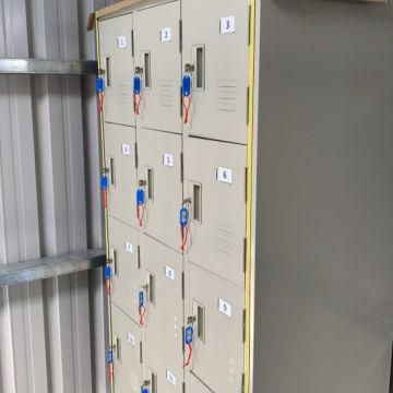 位於恆春墾丁主要道路-台26線上的恐龍賽車場新推出生存對戰，除了以往大家熟悉的漆彈對戰外，也特別引進水彈槍。水彈對戰採用感應式頭盔和背心衣來計分，而且被水彈打到得疼痛感大幅降低，所以對痛覺較敏感者或7歲以上的小孩都可以放心參加喔！不論是漆彈/水彈對戰，恐龍賽車場皆提供相對應的設備，讓大家可以玩得刺激又安全唷！