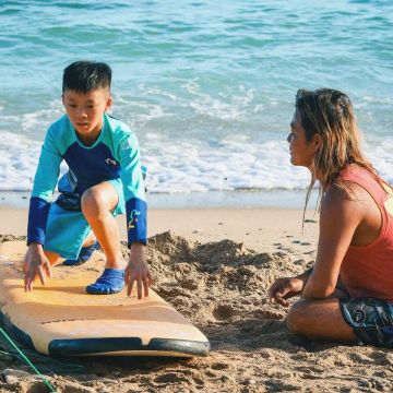阿飛衝浪推出了新的衝浪體驗活動是針對小孩設計的專屬課程，活動過程中，會依照每個小朋友的狀態給予不同的教學，會提供適合他們大小的衝浪板級板型，讓小孩可以盡興地感受到衝浪的樂趣，跟大人的衝浪活動是不一樣的噢!
