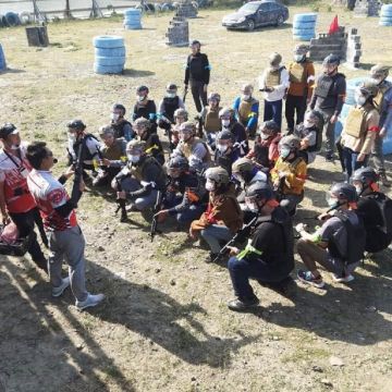位於恆春墾丁主要道路-台26線上的恐龍賽車場新推出生存對戰，除了以往大家熟悉的漆彈對戰外，也特別引進水彈槍。水彈對戰採用感應式頭盔和背心衣來計分，而且被水彈打到得疼痛感大幅降低，所以對痛覺較敏感者或7歲以上的小孩都可以放心參加喔！不論是漆彈/水彈對戰，恐龍賽車場皆提供相對應的設備，讓大家可以玩得刺激又安全唷！
