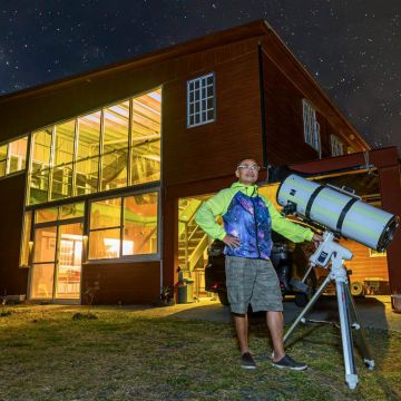 衛星叔宿星空導覽是墾丁第一間專業的星空導覽，提供了多種專業的望遠器材及觀星房供天文愛好者租用，同時也為一般遊客提供了有趣的夜間星空導覽行程，透過專業的解說之下，除了能夠欣賞到美麗的星空之外，也同時讓大家對星星多了更深一層的認識，還可現場利用器材用手機拍下星空紀念，是個非常適合大人小孩一同參與的夜間活動喔！