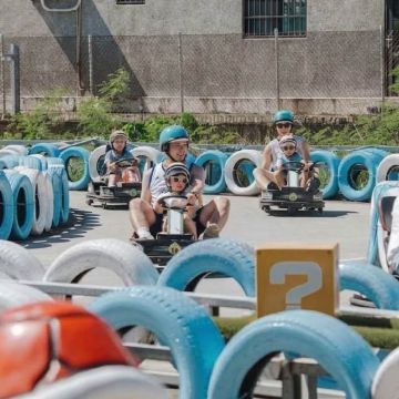 墾丁有馬力歐賽車？恐龍賽車場新開幕，店家在跑道精心設置馬力歐小道具，駕車之餘還添增童趣元素。甩尾車輛本身車體設計輕盈，不論大人小孩都能簡單享受甩尾飄移的樂趣喔