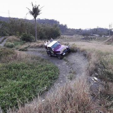 墾丁出火大腳旅遊車隊位於恆春往滿州的中途點，是縣府核准立案經營的大腳車隊，所屬車隊領有場地的行車認證，駕駛教練也通過超極戰區的行車測驗合格，所以可以帶領遊客進入刺激的超極戰區翻山越嶺、爬升俯衝，體驗大腳車帶來的冒險情境