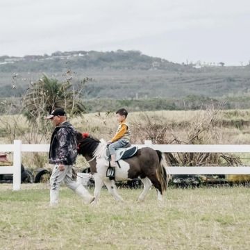 墾丁維多利亞騎馬場位於台26線恆春往南灣方向大馬路旁就可看到明顯大招牌，隨著教練的牽引享受和體驗在場內漫步、駕馭的樂趣