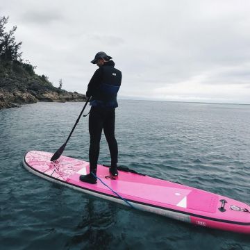 由心海潛水帶領您在墾丁蔚藍的海水滑著SUP，或坐或臥在槳板上眺望著晴朗無雲的天空，一同享受墾丁渡假的Vibe~；SUP易上手，小朋友也能輕鬆學會，推薦全家大小一起來探索墾丁這片海洋吧！
