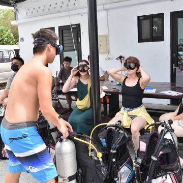 心海潛水比照PADI課程提供您潛水體驗！行前會說明潛水安全相關知識，再由專車從店家送到當天活動的地點，教練全程就近觀察學員的狀況，所以不會游泳的人還是有機會可以跟海龜共游喔！心海潛水想與您一起體驗海之呼吸~