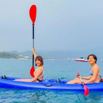 海洋友善店家-離海5min特別想和大家分享海洋的平靜與美好，有別以往刺激的水上活動，這次隆重推出獨木舟體驗！在風浪平穩的的水域，由經驗豐富的教練帶領您一同前往墾丁的海邊秘境，讓您隨著緩緩的波浪聲找回失去以久的內心寧靜。上岸後店家會準備輕食，讓前來參加活動體驗的人身心皆有滿滿地收穫！