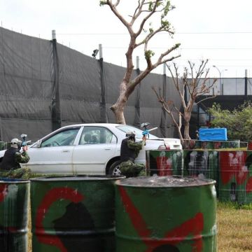 野戰漆彈場提供了齊全的裝備以及完善的場地，讓喜愛玩漆彈的旅客可以好好享受刺激的漆彈樂趣，遊客將會換上店家提供的全套的迷彩服與面罩、帽子等裝備，可以先在一旁的標靶練習射擊，等熟悉完漆彈槍及聽完規則說明後，接著就分成兩隊開始競賽，戶外的場地內佈置了很多沙包、汽車、汽油桶、樹木等等的障礙物，讓比賽的場地變得更加有挑戰性。