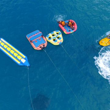 墾丁白沙灣水上活動，在墾丁西海岸美麗的白沙灣也可以體驗水上活動嘍！活動內容有香蕉船+水上摩托車+大力水手+甜甜圈+大腳丫+搖滾飛艇任選3種。教練會讓您體驗在白沙灣外海翻船的快感喔。（若害怕翻船的網友可告訴教練不要翻）