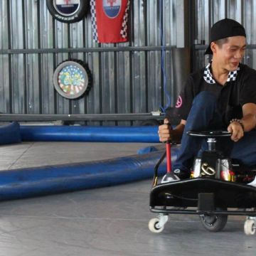 墾丁PK玩家飄移車，位於恆春台26縣道旁，交通便利，而且飄移車也是陸上活動的熱門項目之一，飄移車主打甩尾和120公分以上的小孩能自行駕駛，大人小孩都能享受飄移的刺激，適合全家大小一同玩樂，誠心推薦喜歡刺激的您~