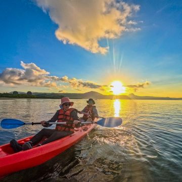 海洋友善店家-離海5min特別想和大家分享海洋的平靜與美好，有別以往刺激的水上活動，這次隆重推出獨木舟體驗！在風浪平穩的的水域，由經驗豐富的教練帶領您一同前往墾丁的海邊秘境，讓您隨著緩緩的波浪聲找回失去以久的內心寧靜。上岸後店家會準備輕食，讓前來參加活動體驗的人身心皆有滿滿地收穫！