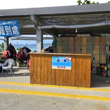 墾丁南灣水上活動團隊領有合法執照，是網友一致推薦的水上遊戲業者，團隊整體有嚴格的要求，以專業的技術，提供更熱誠的服務，也有為參加者提供保險噢。(報到處是南灣7-11斜對面)。

<br><br>遊戲項目：香蕉船/水上摩托車/搖滾飛艇/大力水手/甜甜圈/大腳丫/曼波 /外海浮潛，以上任選6種。
<br><br>全天使用： 沙灘排球 
