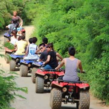 墾丁哈利波特勇闖森林越野沙灘車，推薦給帶小朋友又想刺激一下的你！在教練帶領下用四輪驅動的引擎動力，無視地形阻礙，享受穿越叢林的樂