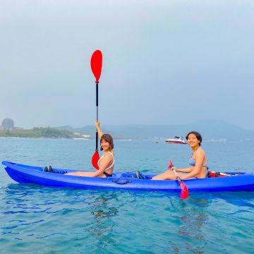 海洋友善店家-離海5min特別想和大家分享海洋的平靜與美好，有別以往刺激的水上活動，這次隆重推出獨木舟體驗！在風浪平穩的的水域，由經驗豐富的教練帶領您一同前往墾丁的海邊秘境，讓您隨著緩緩的波浪聲找回失去以久的內心寧靜。上岸後店家會準備輕食，讓前來參加活動體驗的人身心皆有滿滿地收穫！