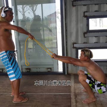 墾丁唯一纜繩滑水場優惠中！教練進口來自德國的配備，讓喜歡水上活動的人多了一個選項、多了一項挑戰。纜繩滑水是利用纜繩的拖曵力量帶動板子前進，速度快又刺激，就算不會游泳也能輕鬆駕馭，如果體驗課程不過癮，還有進階可以參加喔。