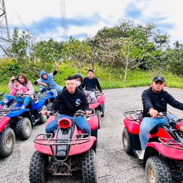 墾丁國鏡之南沙灘車位於台26線恆春往南灣方向大馬路旁就可看到明顯大招牌，以安全專業技術教學每位客人，用四輪驅動的引擎動力，無視地形阻礙，享受騎沙灘車的樂趣。