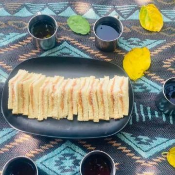 海洋友善店家-離海5min特別想和大家分享海洋的平靜與美好，有別以往刺激的水上活動，這次隆重推出獨木舟體驗！在風浪平穩的的水域，由經驗豐富的教練帶領您一同前往墾丁的海邊秘境，讓您隨著緩緩的波浪聲找回失去以久的內心寧靜。上岸後店家會準備輕食，讓前來參加活動體驗的人身心皆有滿滿地收穫！