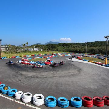 墾丁喜哈哈賽車場，賽道規劃平整順暢。除了可以享受高速過彎的甩尾快感，更有超長直線加速道，讓你可以將油門踩到底，體驗前所未有的加速感。