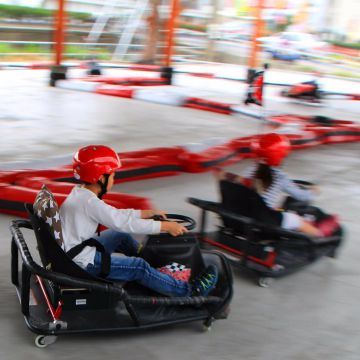 全墾丁首創的砂島室內甩尾賽車，推薦給想享受甩尾過彎樂趣的大人小孩！
為了讓活動更有樂趣更加安全，老闆經過上百圈的行駛，加入了許多其他地方看不到的安全設施，除了基本的安全帶、防撞滾邊，更加入了原廠甩尾車所沒有的煞車系統，賽道改用緩衝性更好的沙包，讓競賽員可以更充分的享受甩尾的樂趣。