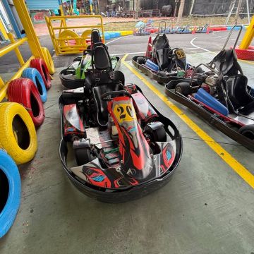 喜哈哈賽車推出競速賽車款- 200c.c.，活動開始後會計時和圈數，賽後可至電視牆查看排名，也會計算最佳的成績，而且櫃檯也會提供計時的成績單喔~，另外喜哈哈賽車場的場地大，直線車道可以體驗加速快感，彎道可考驗你的駕駛技術，來挑戰看看誰才是最厲害的神車手！