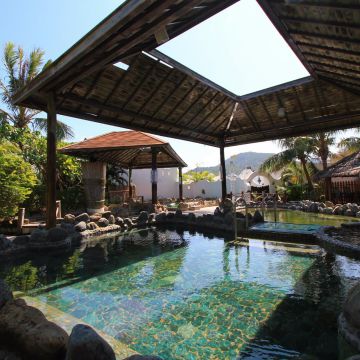 墾丁四重溪的茴香戀戀溫泉會館包含兒童戲水池、花草氣泡池、健康養生池、溫泉魚池、冷泉池/高溫池/中溫池、香草蒸氣室；引進最新SPA的水療設備，有氣泡床、高低/臀背按摩，以及沖擊泉、灌頂泉喔