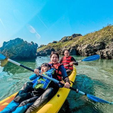 海洋友善店家-離海5min特別想和大家分享海洋的平靜與美好，有別以往刺激的水上活動，這次隆重推出獨木舟體驗！在風浪平穩的的水域，由經驗豐富的教練帶領您一同前往墾丁的海邊秘境，讓您隨著緩緩的波浪聲找回失去以久的內心寧靜。上岸後店家會準備輕食，讓前來參加活動體驗的人身心皆有滿滿地收穫！