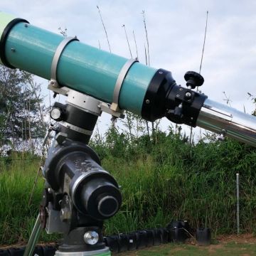 衛星叔宿星空導覽是墾丁第一間專業的星空導覽，提供了多種專業的望遠器材及觀星房供天文愛好者租用，同時也為一般遊客提供了有趣的夜間星空導覽行程，透過專業的解說之下，除了能夠欣賞到美麗的星空之外，也同時讓大家對星星多了更深一層的認識，還可現場利用器材用手機拍下星空紀念，是個非常適合大人小孩一同參與的夜間活動喔！