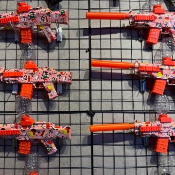 想帶孩子體驗射擊卻怕受傷嗎？來墾丁路 12 號的「旭騰水彈競技場」就對了！全室內冷氣開放，讓您躲避烈日與風雨。

這裡採用無痛「水晶寶寶」子彈，輕量化設備讓 4 歲孩子也能輕鬆上手，爸媽還能利用頭盔錄影功能，捕捉孩子帥氣的第一視角，在墾丁留下最酷的全家回憶！