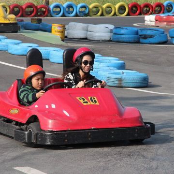 墾丁喜哈哈賽車場，賽道規劃平整順暢。除了可以享受高速過彎的甩尾快感，更有超長直線加速道，讓你可以將油門踩到底，體驗前所未有的加速感。