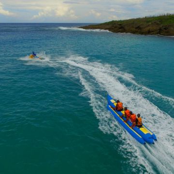 墾丁白沙灣水上活動，在墾丁西海岸美麗的白沙灣也可以體驗水上活動嘍！活動內容有香蕉船+水上摩托車+大力水手+甜甜圈+大腳丫+搖滾飛艇任選1種。教練會讓您體驗在白沙灣外海翻船的快感喔。（若害怕翻船的網友可告訴教練不要翻）