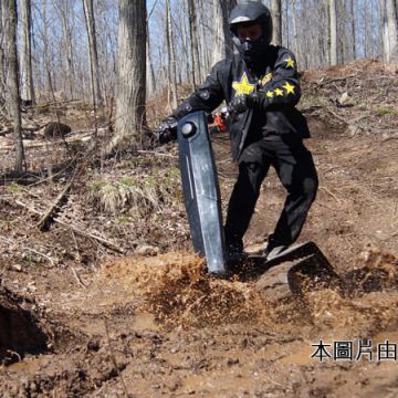 墾丁陸上活動有全新項目囉！車城夏戀站立式坦克滑板車能征服各式地形，最高時速可達48公里，喜歡刺激的話還可以請教練指導特技動作，挑戰自我極限。
