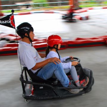 全墾丁首創的砂島室內甩尾賽車，推薦給想享受甩尾過彎樂趣的大人小孩！
為了讓活動更有樂趣更加安全，老闆經過上百圈的行駛，加入了許多其他地方看不到的安全設施，除了基本的安全帶、防撞滾邊，更加入了原廠甩尾車所沒有的煞車系統，賽道改用緩衝性更好的沙包，讓競賽員可以更充分的享受甩尾的樂趣。