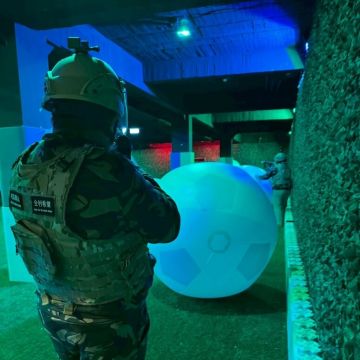 想體驗生存遊戲卻怕痛？還是覺得一般水彈槍太像玩具？位於墾丁路 12 號的旭騰水彈競技場 裝備全面升級！

搭載 紅外線瞄準與槍口光效，擬真重量讓刺激度爆表！雖然使用無痛水晶寶寶子彈，精準度與臨場感依然熱血。室內場地冷氣開放，還能用頭盔錄下第一人稱視角，賽後比對全台獨家記分板結算戰績。

這才是高手對決的浪漫，今晚就來開戰！