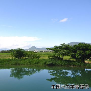 南台灣有機稻作區，龍水里，以培育出產琅嶠米出名，近年因生態意識抬頭，開始發展進行各項生態行程。龍水社區活動直接進入田埂間實作及導覽，除了能讓非農家出生的人享受完全新鮮又陌生的樂趣，也一併學習了解農作知識