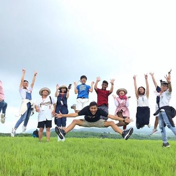 在龍磐公園可欣賞太平洋海峽的壯闊,天氣晴朗的話還可看到海面上的蘭嶼島。居民種植牧草維生,因此一望無際的大草原和牧草捲成為水蛙窟一大特色。可以放身輕躺水蛙窟青青軟軟的綠草地及牧草捲活動,任人在草原上放肆地歡樂。跟著解說員的腳步,還能在龍磐草原和水蛙窟生態池附近,不小心發現梅花鹿的蹤跡。