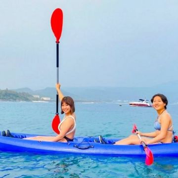 海洋友善店家-離海5min特別想和大家分享海洋的平靜與美好，有別以往刺激的水上活動，這次隆重推出獨木舟體驗！在風浪平穩的的水域，由經驗豐富的教練帶領您一同前往墾丁的海邊秘境，讓您隨著緩緩的波浪聲找回失去以久的內心寧靜。上岸後店家會準備輕食，讓前來參加活動體驗的人身心皆有滿滿地收穫！